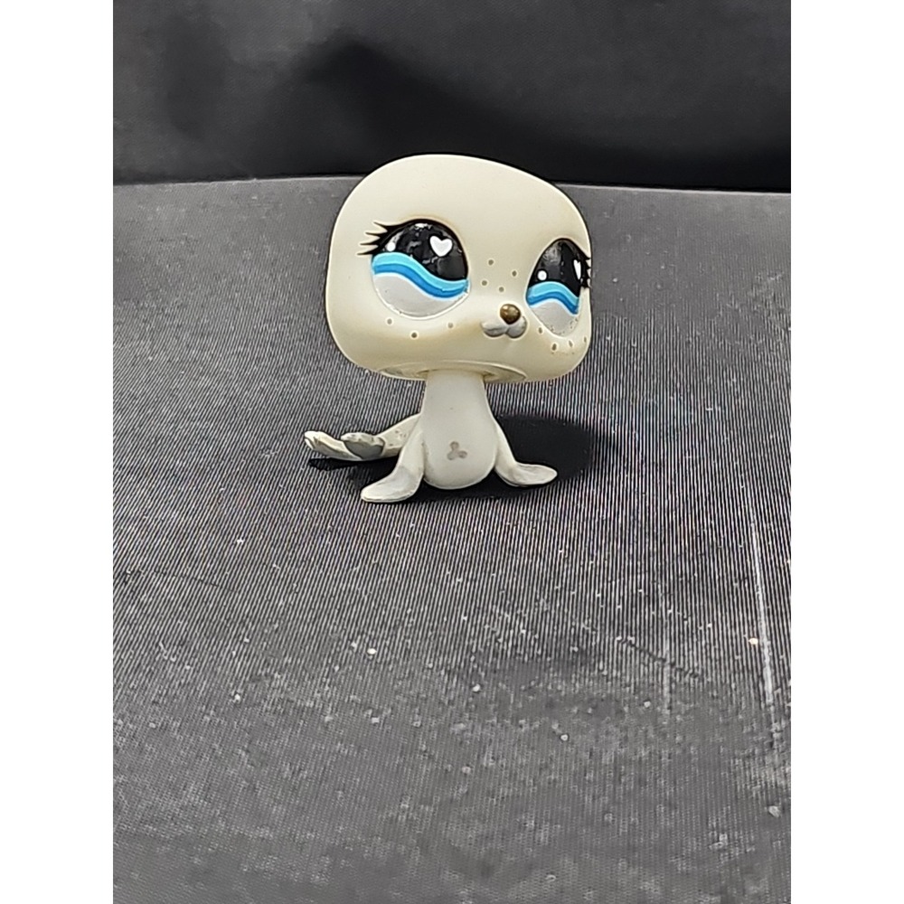 Hasbro Littlest Pet Shop #555 White Seal With Heart Eyes LPS Valentine